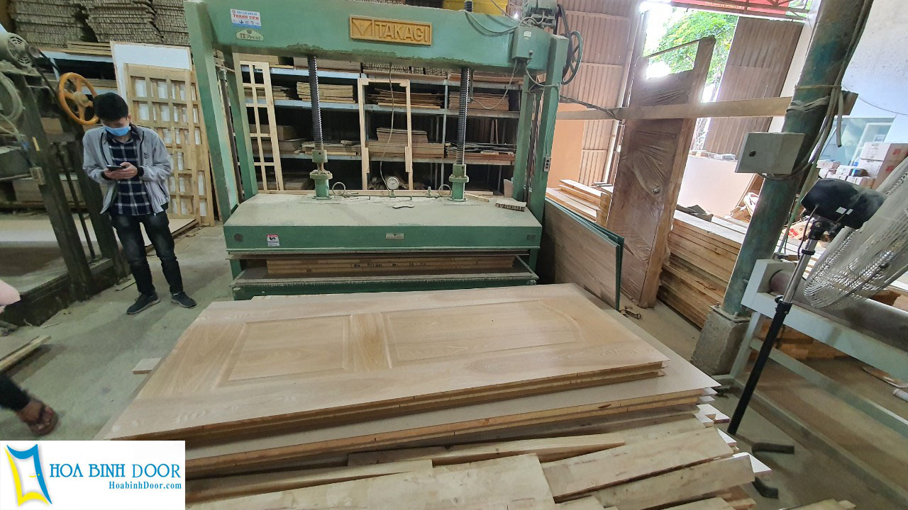 Xưởng sản xuất cửa gỗ công nghiệp