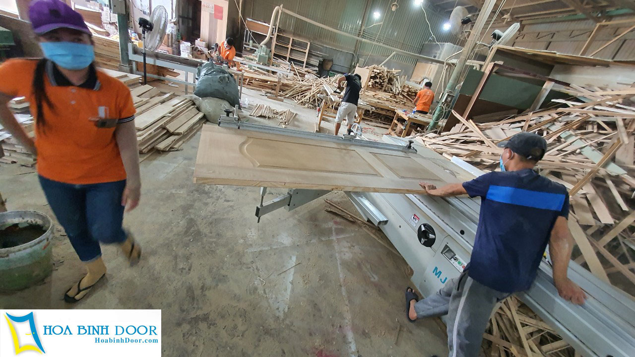 Xưởng sản xuất cửa gỗ công nghiệp