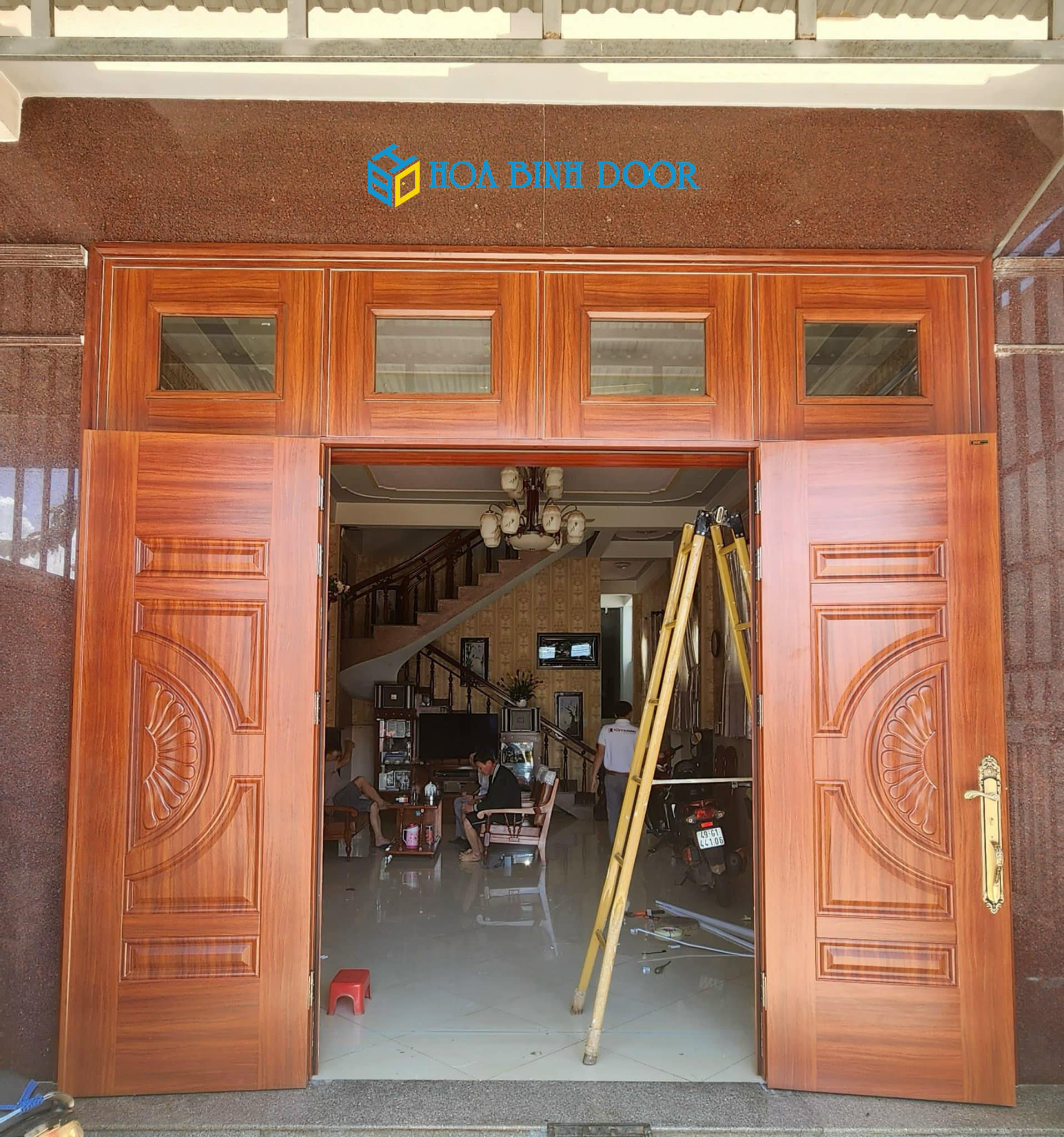 So sánh cửa thép vân gỗ và cửa gỗ tự nhiên