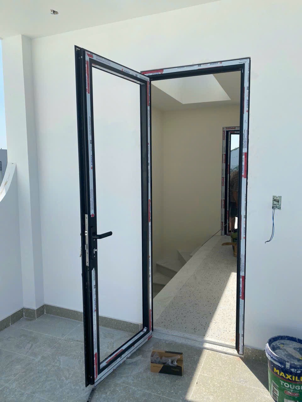 So sánh Cửa Nhựa Composite và Cửa Nhôm XingFa